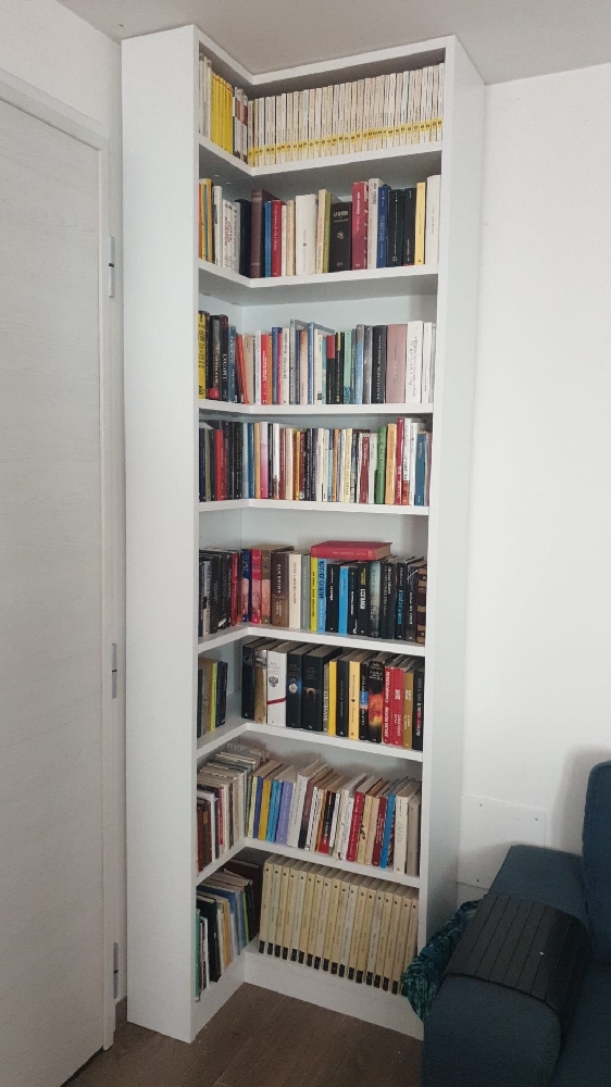 Libreria su misura ad angolo bianca in ambiente moderno